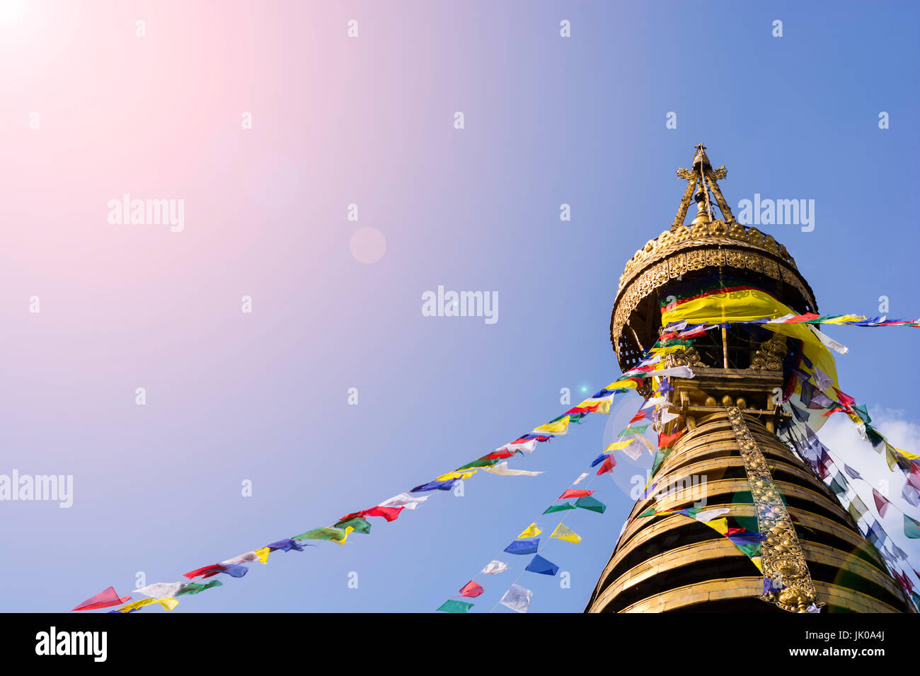 Zusammenfassung Hintergrund der Spitze der Affe Tempelraum mit bunten Gebet Fahnen und blauen Himmel im Hintergrund mit Reflexlicht, Freiheit-Konzept Stockfoto