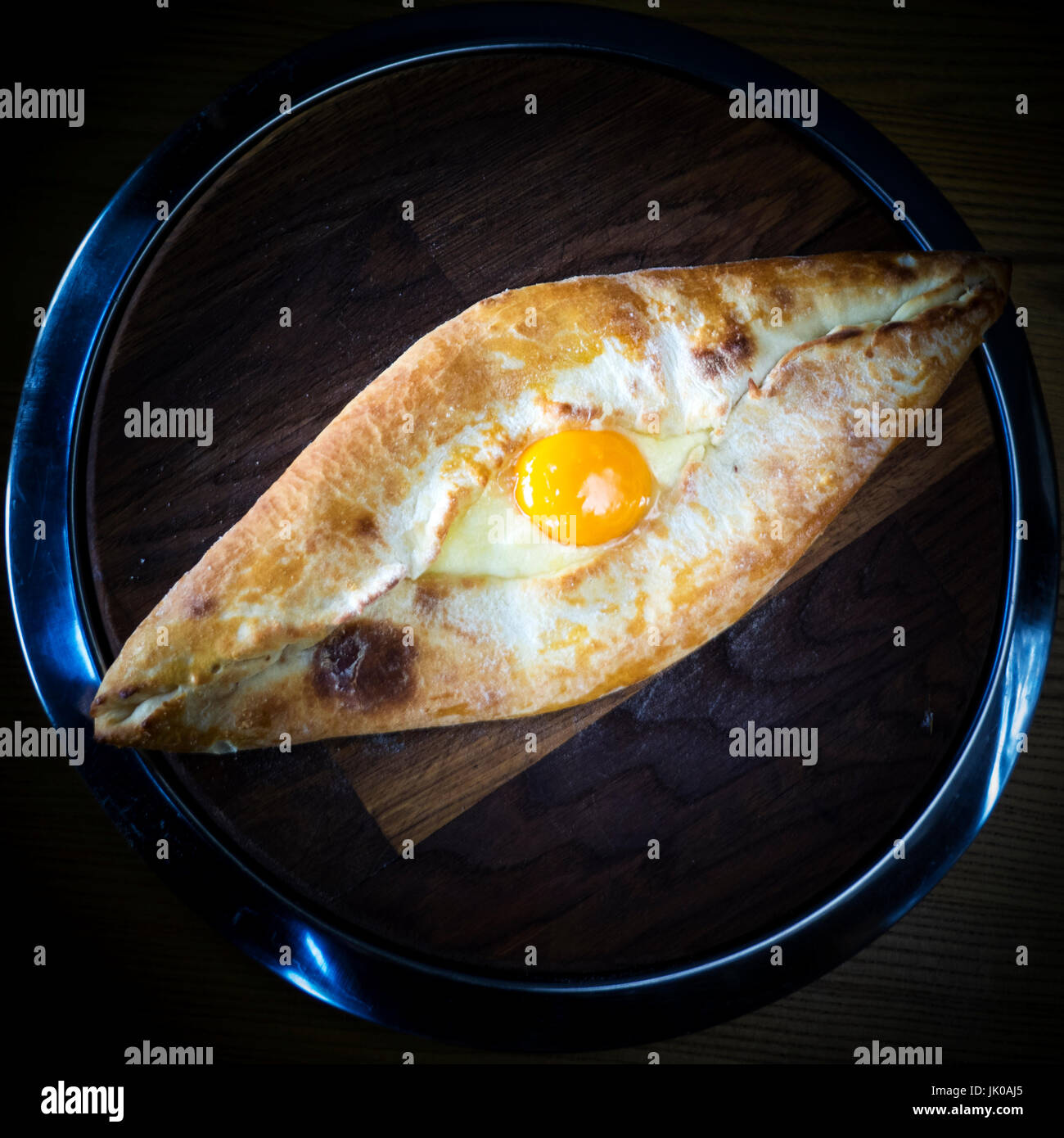 Georgische Küche - adscharischen khachapuri Stockfoto