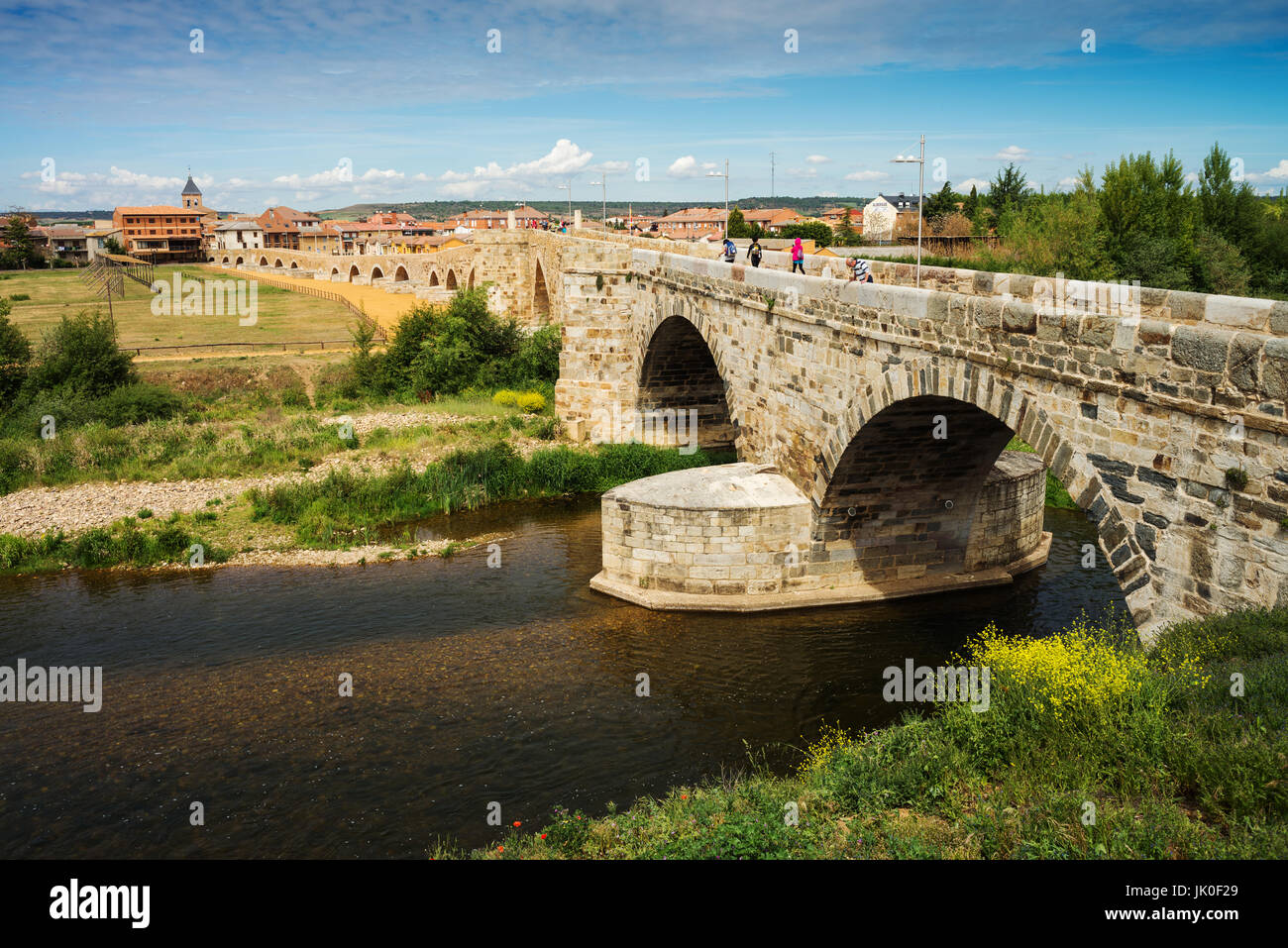 Brücke, Hospital de Orbigo, Provinz Leon, Spanien, Europa. Camino de Santiago. Stockfoto