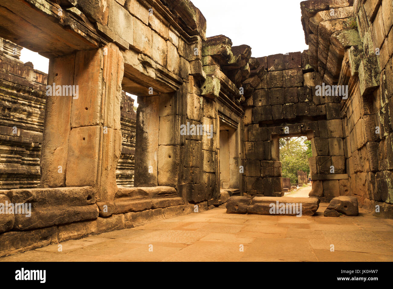 alte Ruinen von Angkor Wat. Einige von ihnen wachsen über Bäume. Siem Reap, Kambodscha Stockfoto