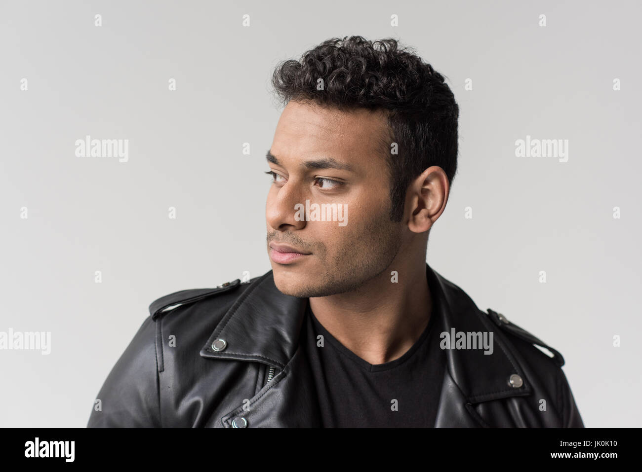 Porträt von nachdenklich afroamerikanische Jüngling isoliert auf grau Stockfoto