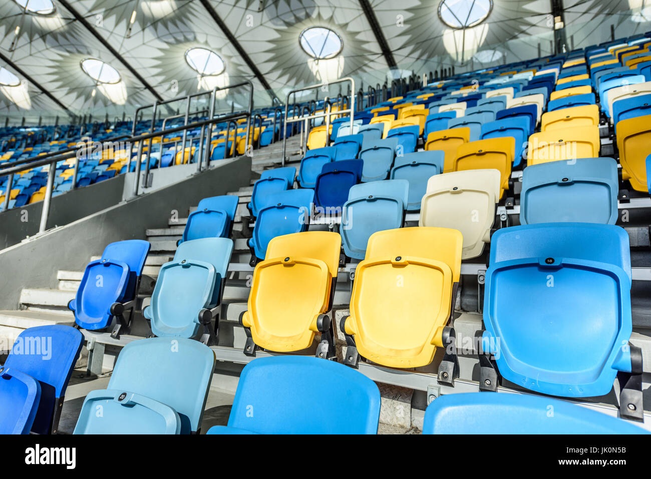 Reihen von gelb und blau Stadionsitze und Stadion-Treppe Stockfoto
