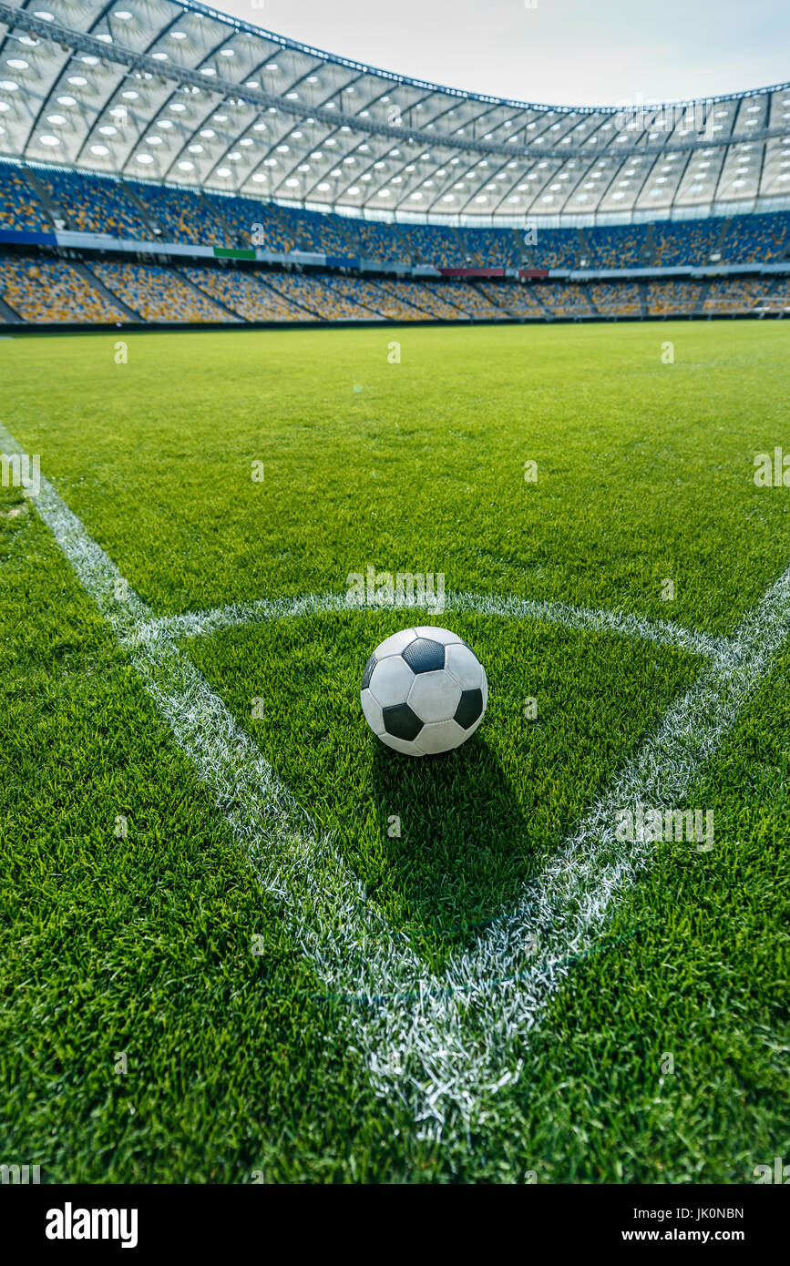 Fußball auf dem Rasen in Ecke kick Position auf Feld Fußballstadion Stockfoto