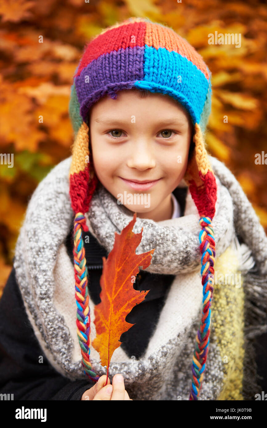 Porträt eines jungen halten Herbst Blatt Stockfoto