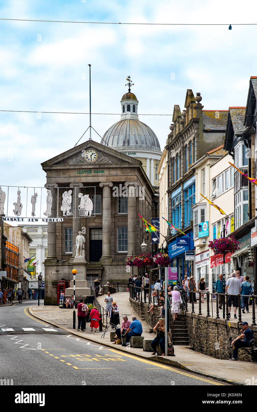 Penzance, Cornwall, Großbritannien - 07 May 2017: die Halle in der Jude Street, penzance ist jetzt durch die Lloyds Bank belegt. eine Statue des invemtor Humphrey d Stockfoto