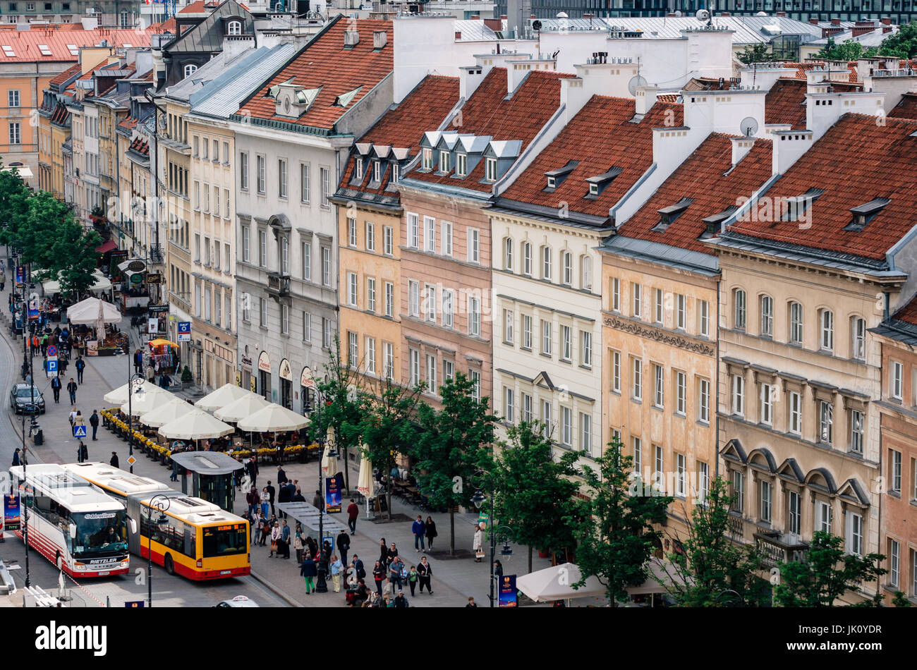 Warschau, Polen - 28. Mai 2015: Traditionelle europäische Architektur mit Touristen in der Altstadt in Warschau in einem Sommer, Polen. Luftaufnahme von oben Stockfoto