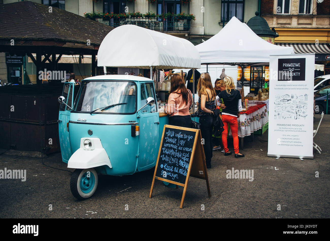 Krakau, Polen - 26. Juni 2015: Kleine Vintage Wagen mit Kaffee und Fast Food in Nowy Platz in Kazimierz Stockfoto