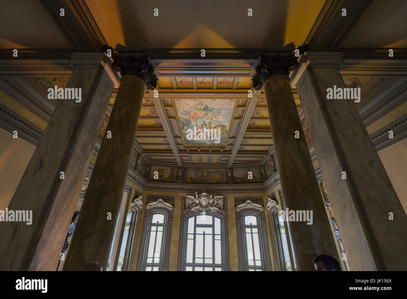 Detail der Decke des Innenraums in Marine-Ministerium in Rom. Italien, Rom, 2017 Stockfoto