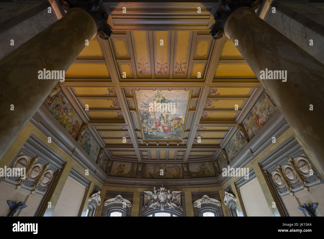 Teil der Decke des Innenraums in Marine-Ministerium in Rom. Italien, Rom, 2017 Stockfoto