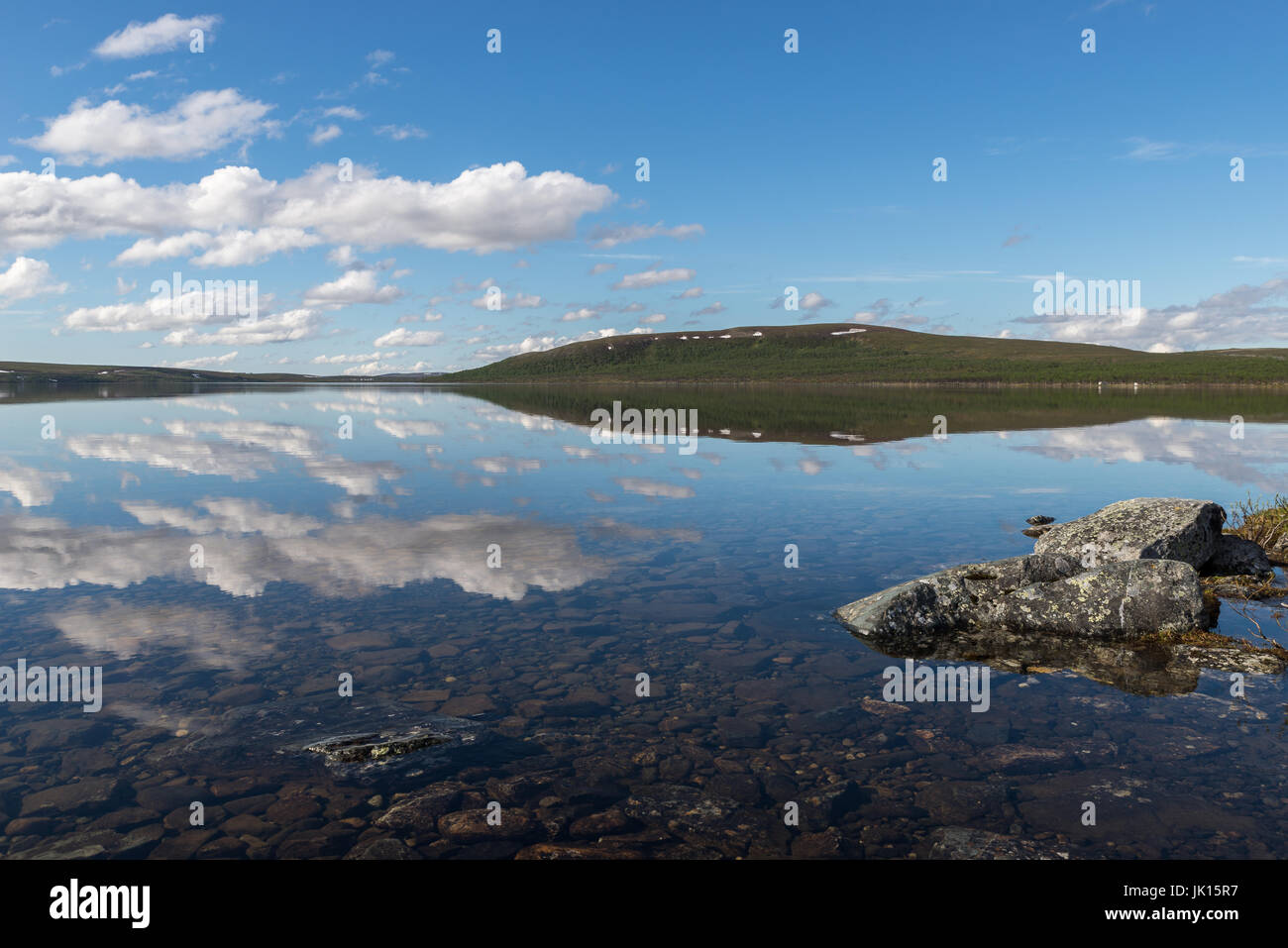 Fluss-See-Gebirge Finnmark-Norwegen Stockfoto