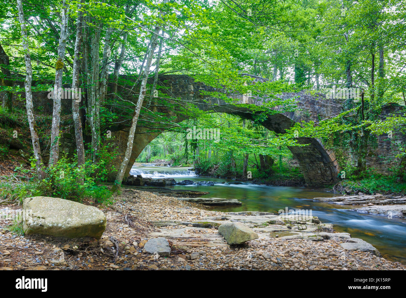 Baias Fluss und Brücke. Gorbeia Naturpark. Alava, Baskisches Land, Spanien, Europa. Stockfoto