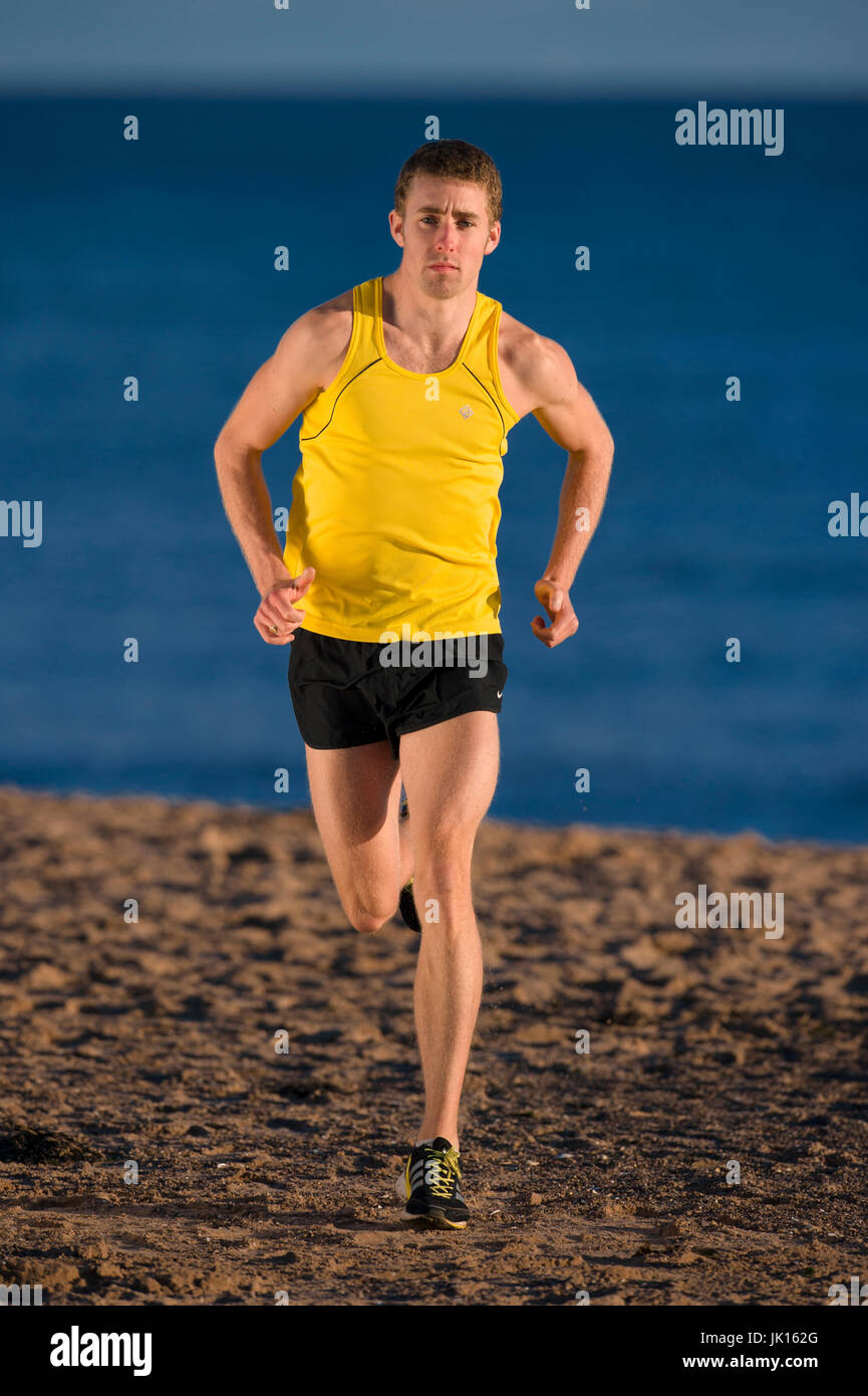Long Distance Runner, laufen am Strand. Stockfoto