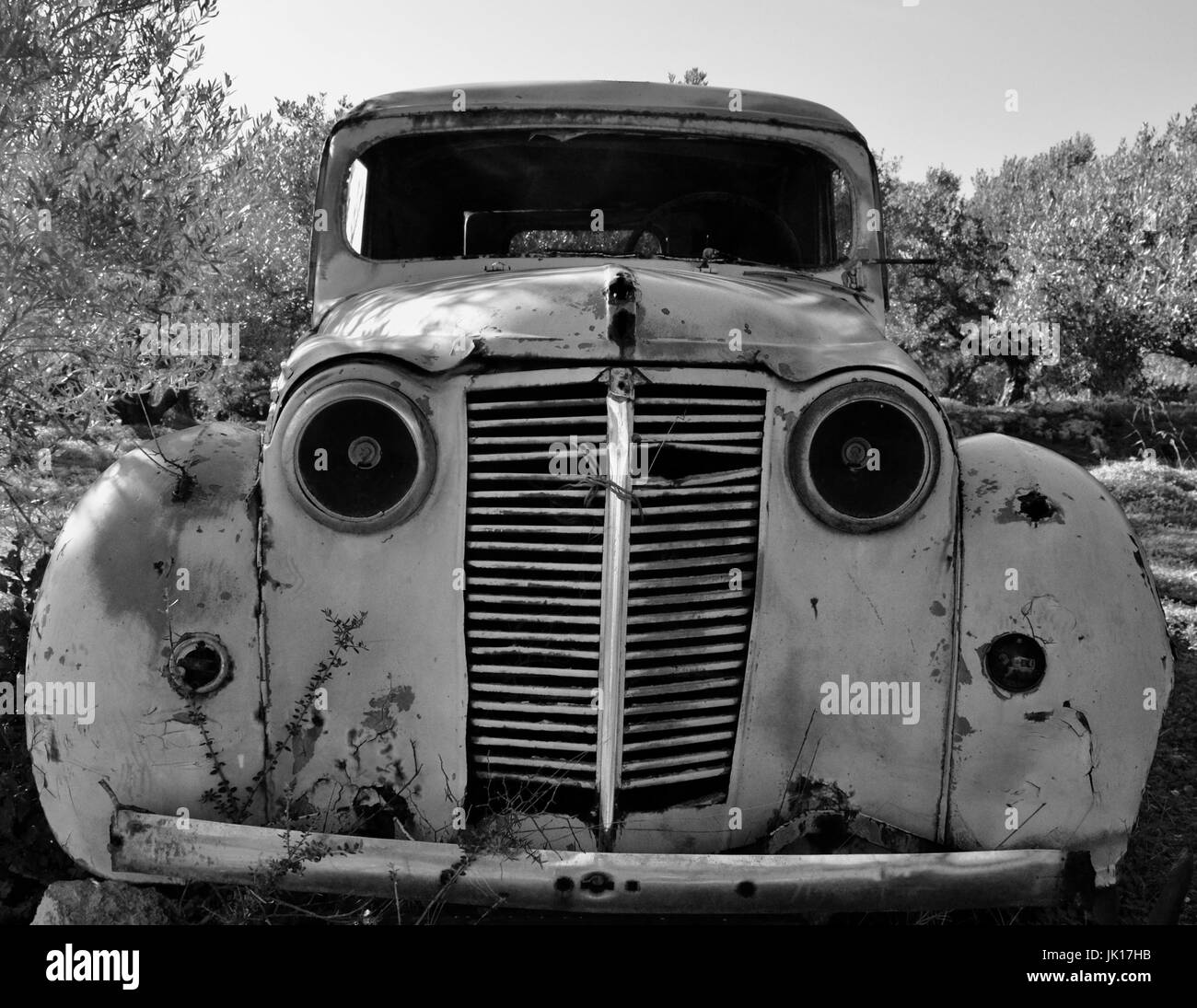Sehr altes verlassenes Auto. Stockfoto