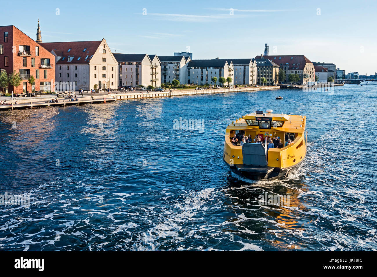 Hafen-Wasser-Bus nähert sich Innerhavnsbroen auf dem Weg zur Haltestelle Nyhavn in Kopenhagen-Dänemark-Europa Stockfoto