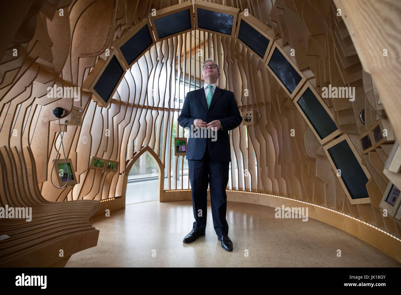 Umwelt-Staatssekretär Michael Gove befasst sich mit Bildschirmen im Informationen-Pod in der Waldzone am WWF Living Planet Centre in Woking, nachdem er ein Publikum von Umwelt und Landschaft Organisationen gesagt, dass Brexit Spielraum für Großbritannien zu einem Weltmarktführer in grüne Politik gibt. Stockfoto