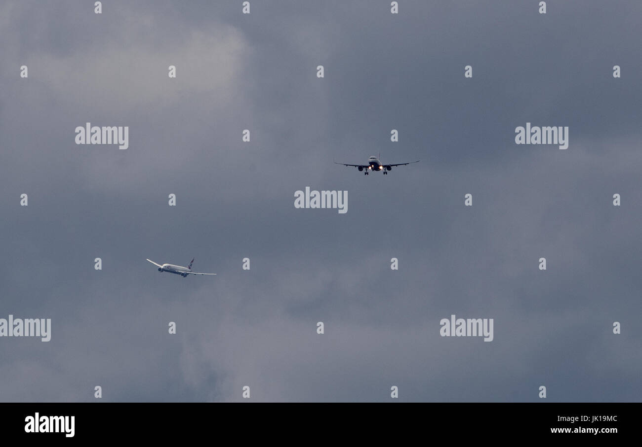 Flugzeuge landen am Flughafen Heathrow im Westen Londons, wie Fluglotsen mit der beste Tag in der britischen Geschichte der Luftfahrt am Freitag zu tun haben. Stockfoto