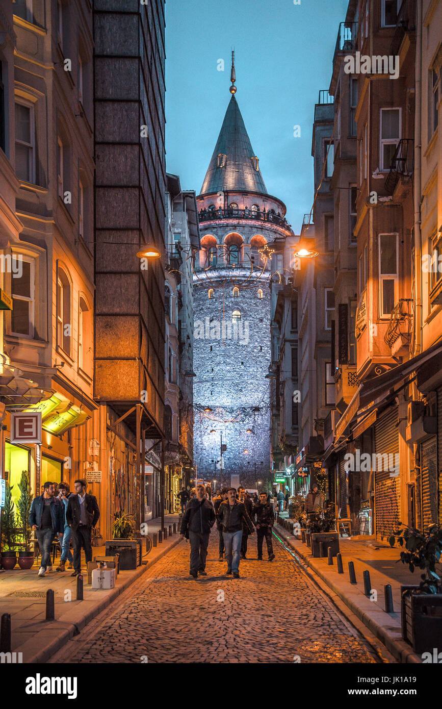 Nachtansicht des alten Gasse mit dem Galata Tower(Turkish: Galata Kulesi) Christus-Turm genannt von Genuesen mittelalterlichen Wahrzeichen in Istanbul. Stockfoto