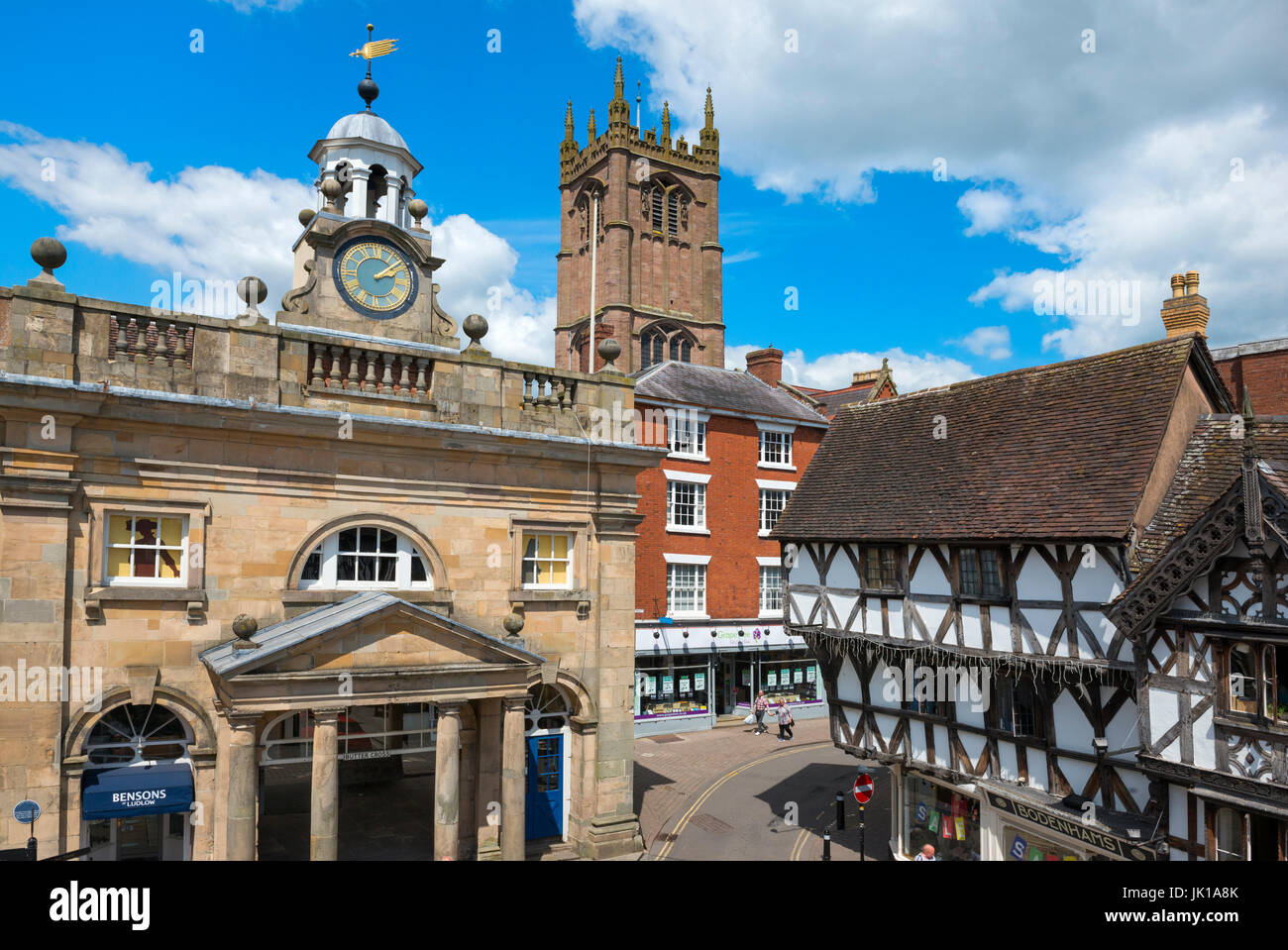 Das Buttercross Museum und St. Laurence Church, Ludlow, Shropshire. Stockfoto