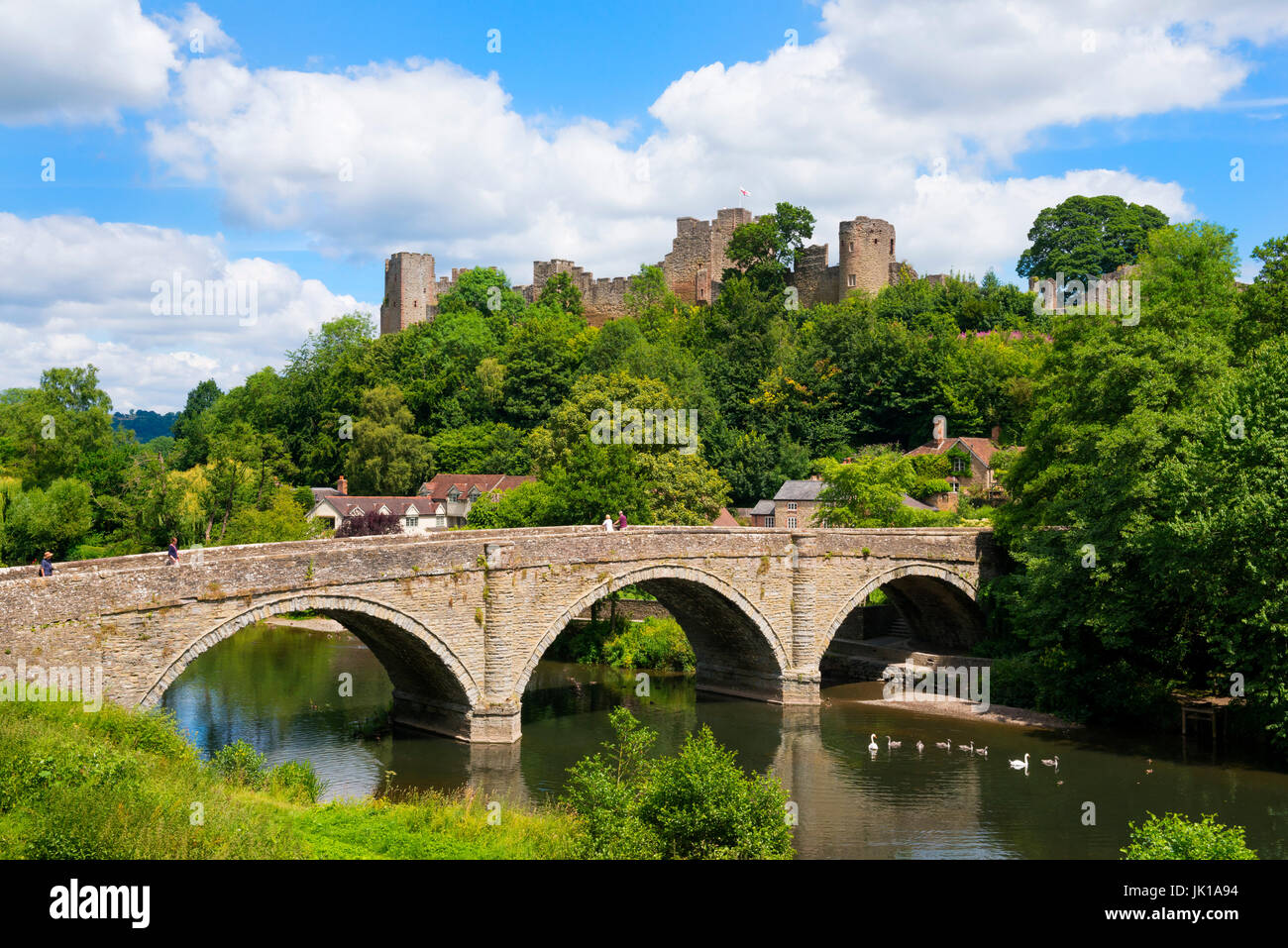 Ludlow Castle mit Blick auf Dinham Brücke und der Fluß Teme, Shropshire. Stockfoto