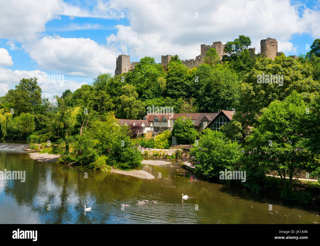 Ludlow Castle mit Blick auf den Fluss Teme, Shropshire. Stockfoto
