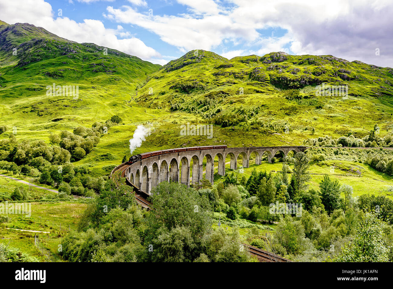 Jacobite Dampfzug überqueren das Glenfinnan-Viadukt Stockfoto