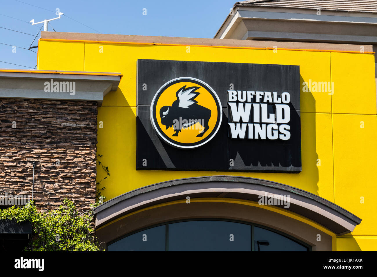 Las Vegas - ca. Juli 2017: Buffalo Wild Wings Grill und Bar-Restaurant. Sie können Live Sport, Flügel und Bier bei B-Dubs V finden. Stockfoto