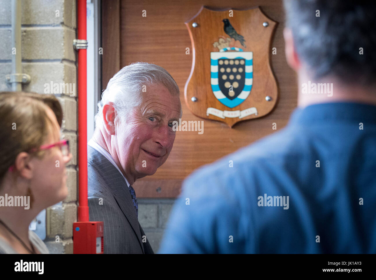 Der Prince Of Wales kommt bei Newquay Feuerwache, Cornwall, Bewohner von Tregunnel Hill, einer gemischt genutzten Nachbarschaft auf dem Herzogtum von Cornwall Land in Newquay, bestehend aus offenen Markt und bezahlbare Häuser gebaut zu erfüllen. Stockfoto