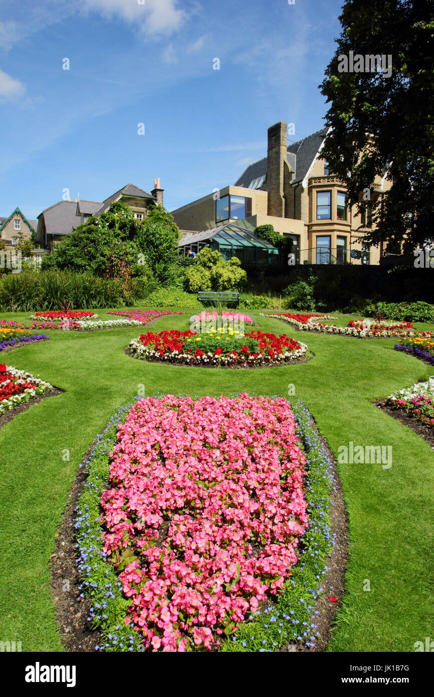 Viktorianische Werk Betten mit Ringelblumen und Begonien im viktorianischen Garten in Sheffield Botanical Gardens, Sheffield, South Yorkshire im Juli Stockfoto