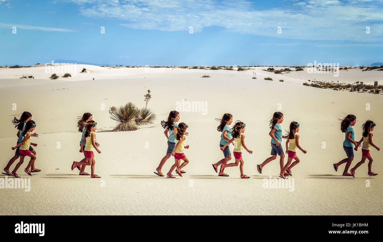 Meine Kinder laufen durch White Sands National Monument in der Wüste von New Mexico. Stockfoto