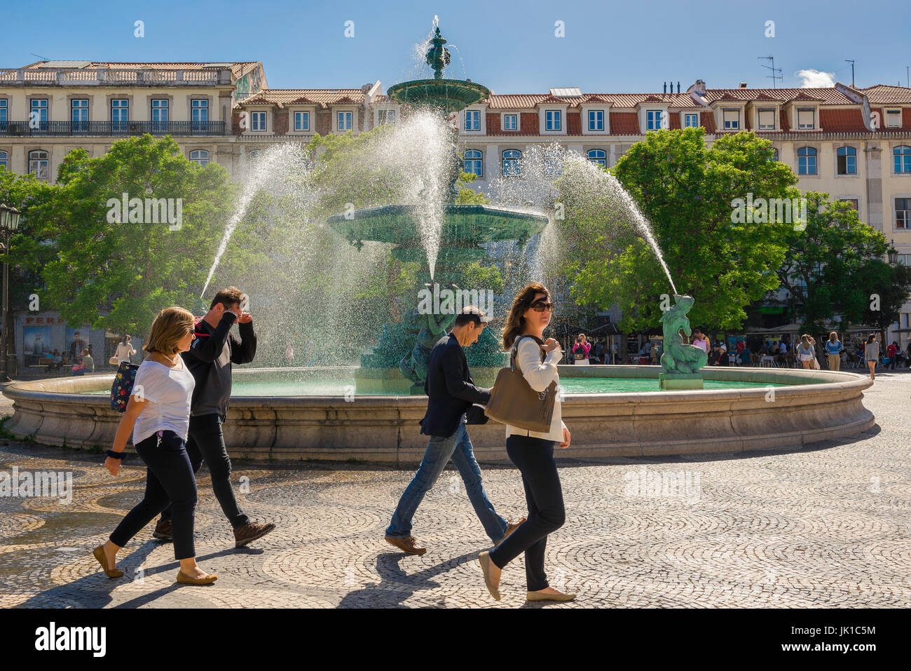 Lissabon Rossio, die Menschen gehen am Brunnen am nördlichen Ende der Praca dom Pedro IV, bekannt als Rossio, im Baixa-Viertel von Lissabon, Portugal vorbei. Stockfoto