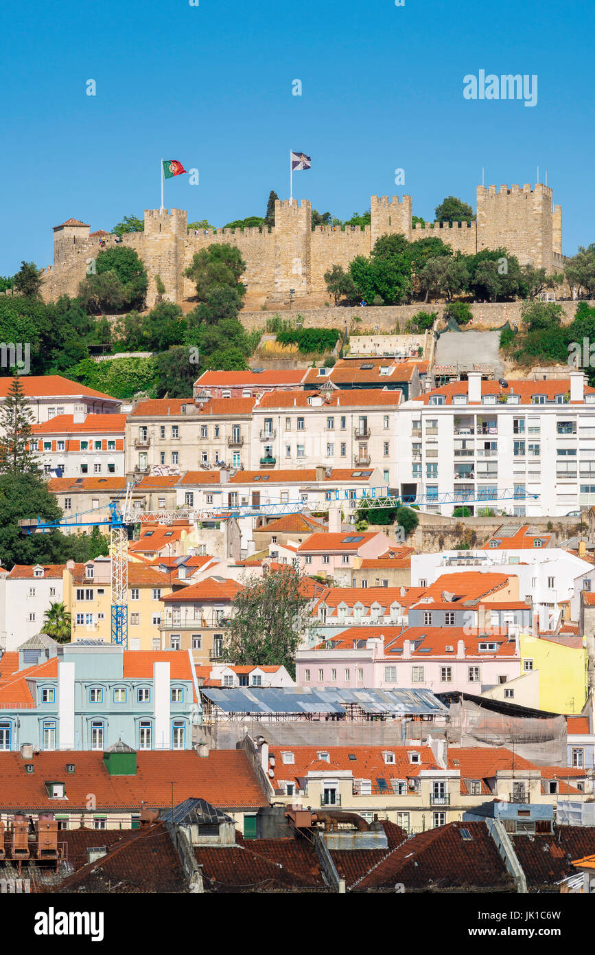 Lissabon Mouraria, Blick auf die malerische Altstadt Mouraria in Lissabon mit dem Castelo de Sao Jorge auf dem Gipfel des Hügels darüber, Portugal Stockfoto