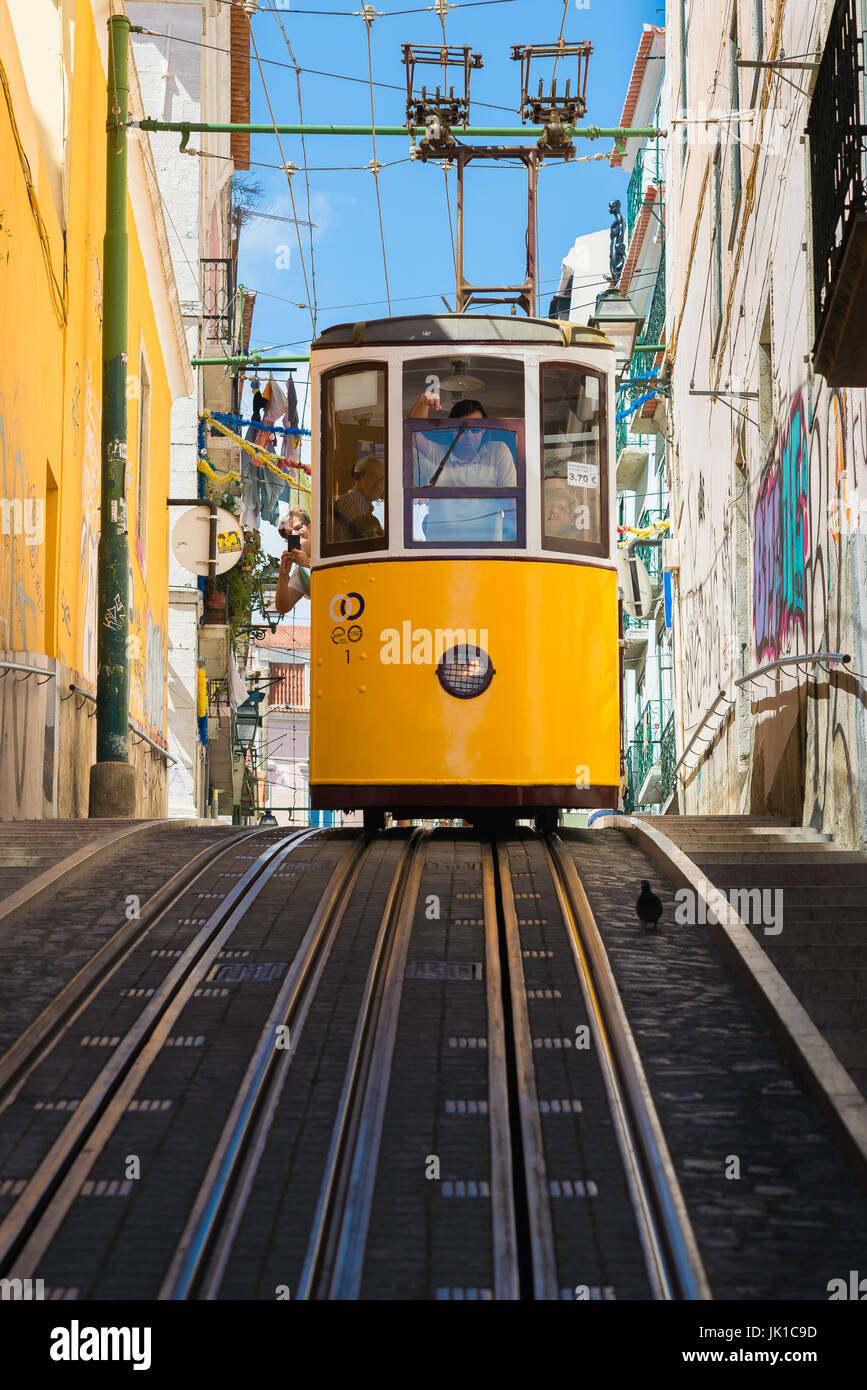 Lissabon Tram Portugal, Ansicht einer Straßenbahn, die Touristen in einer Straße im Stadtteil Bairro Alto von Lissabon, Portugal, auf dem Elevador da Bica hinunterfährt. Stockfoto