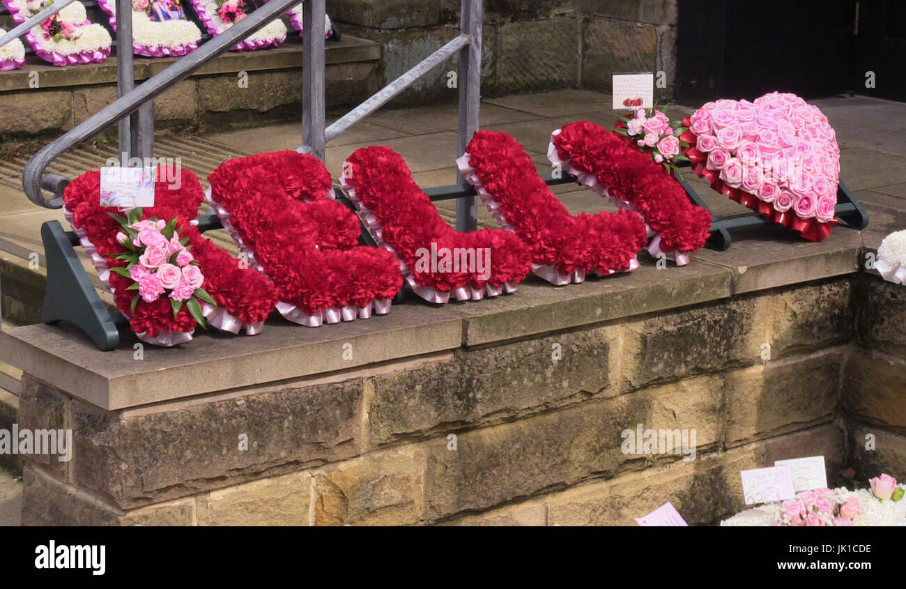 Ein floral Tribut bei der Beerdigung von Kelly Brewster, gestorben in Manchester Arena-Terror-Anschlag auf Straße Stadtfriedhof in Sheffield. Stockfoto