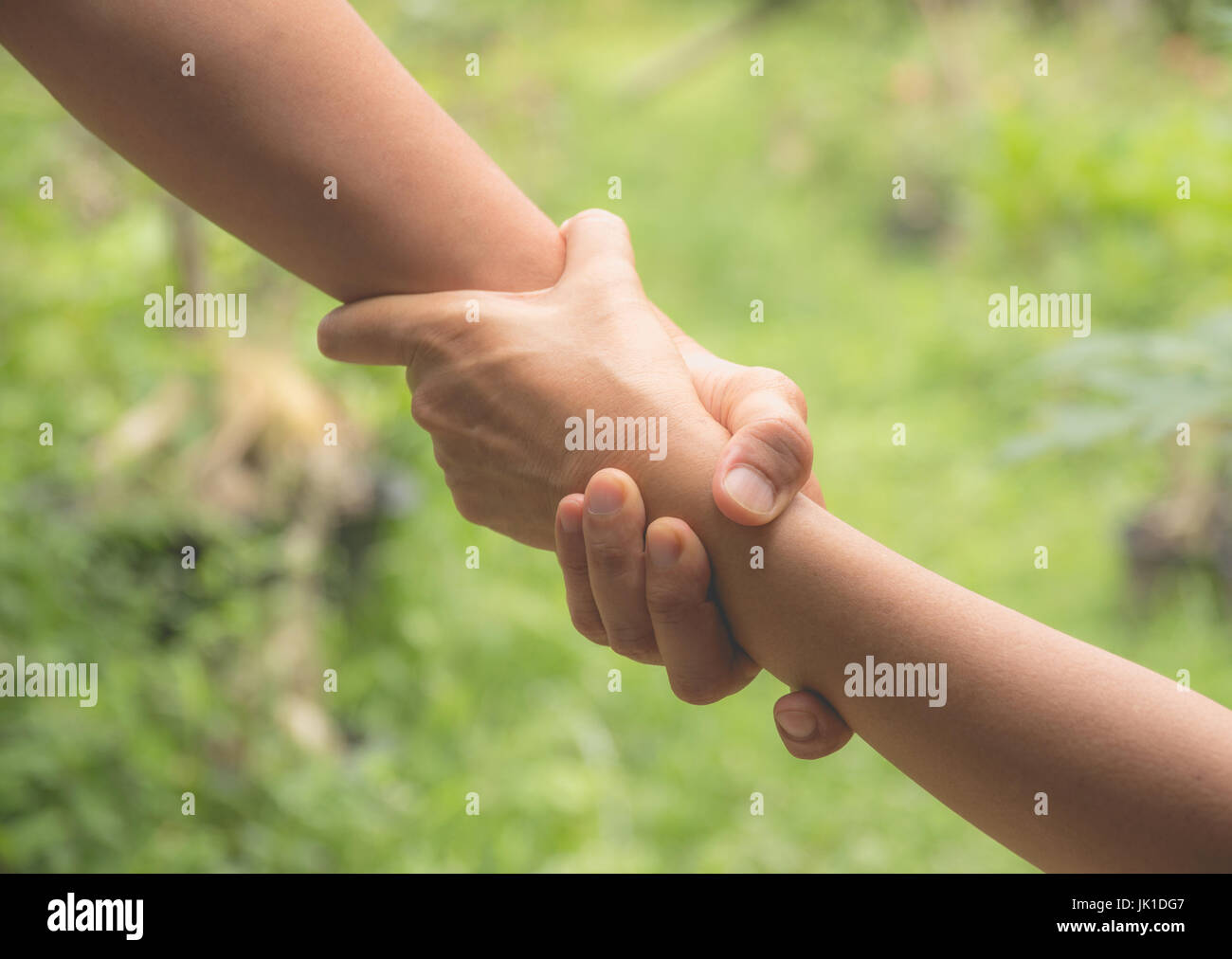 Zwei Paare von Hand berühren Sie zusammen, Hände Konzept zu helfen. Helfende Hand ausgestreckt, um Hilfe. Stockfoto