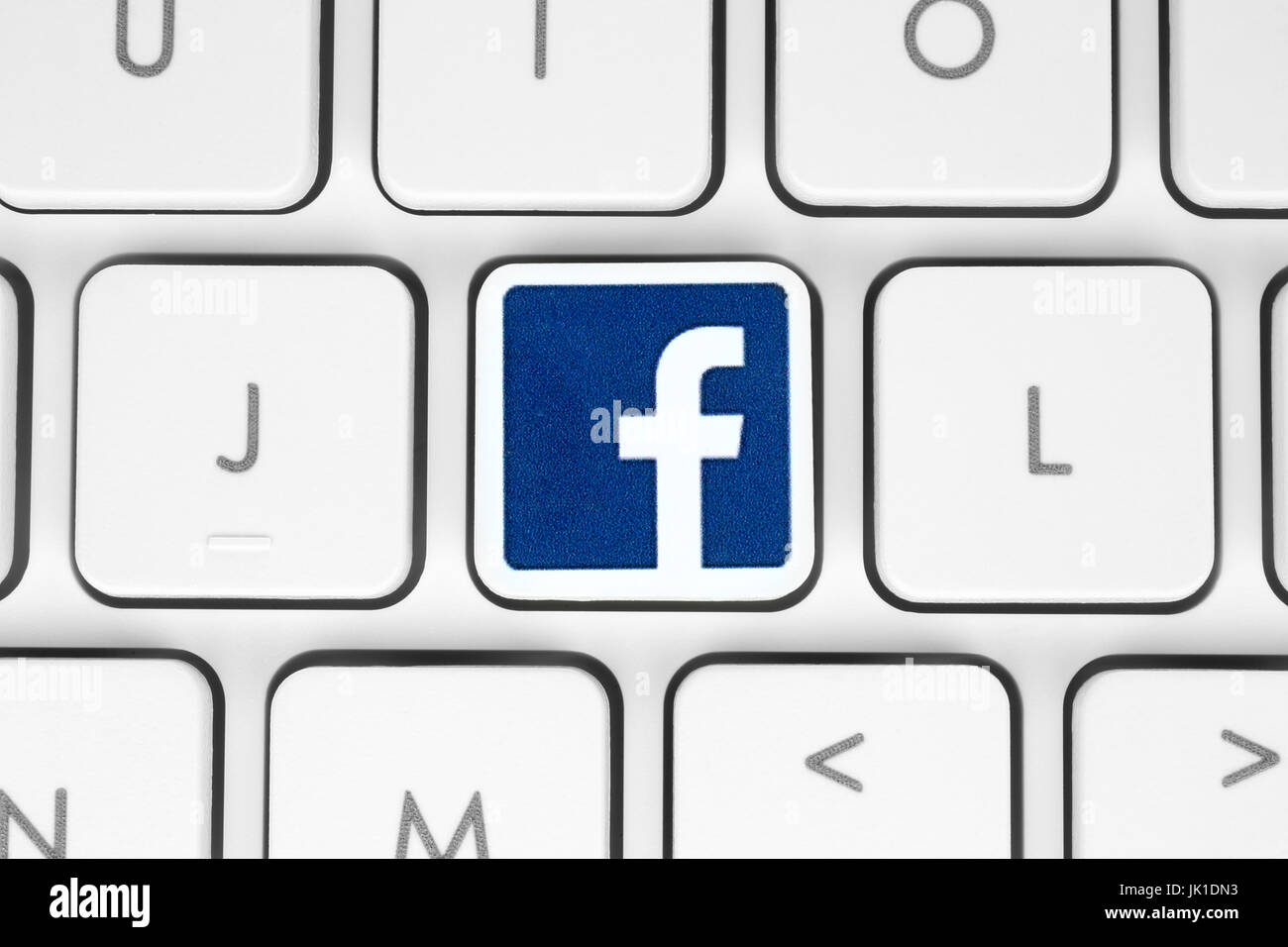 Kiew, Ukraine - 6. Mai 2016: Facebook-Logo gedruckt auf Papier und auf weißen Computertastatur. Facebook ist ein bekannter social-Networking-Dienst Stockfoto