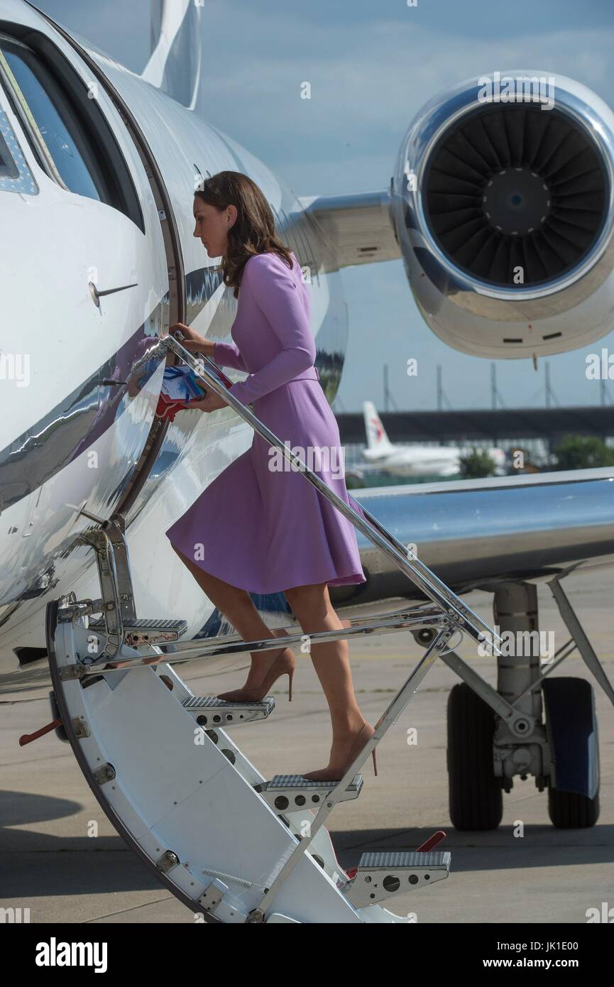 Fahren Sie der Herzog und die Herzogin von Cambridge, mit ihren Kindern Prinz Georg und Prinzessin Charlotte, vom Hamburger Flughafen am letzten Tag ihrer drei-Tages-Tour von Deutschland. Stockfoto