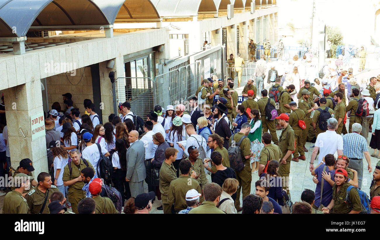 Menge mit Soldaten betreten, Westwand Stockfoto