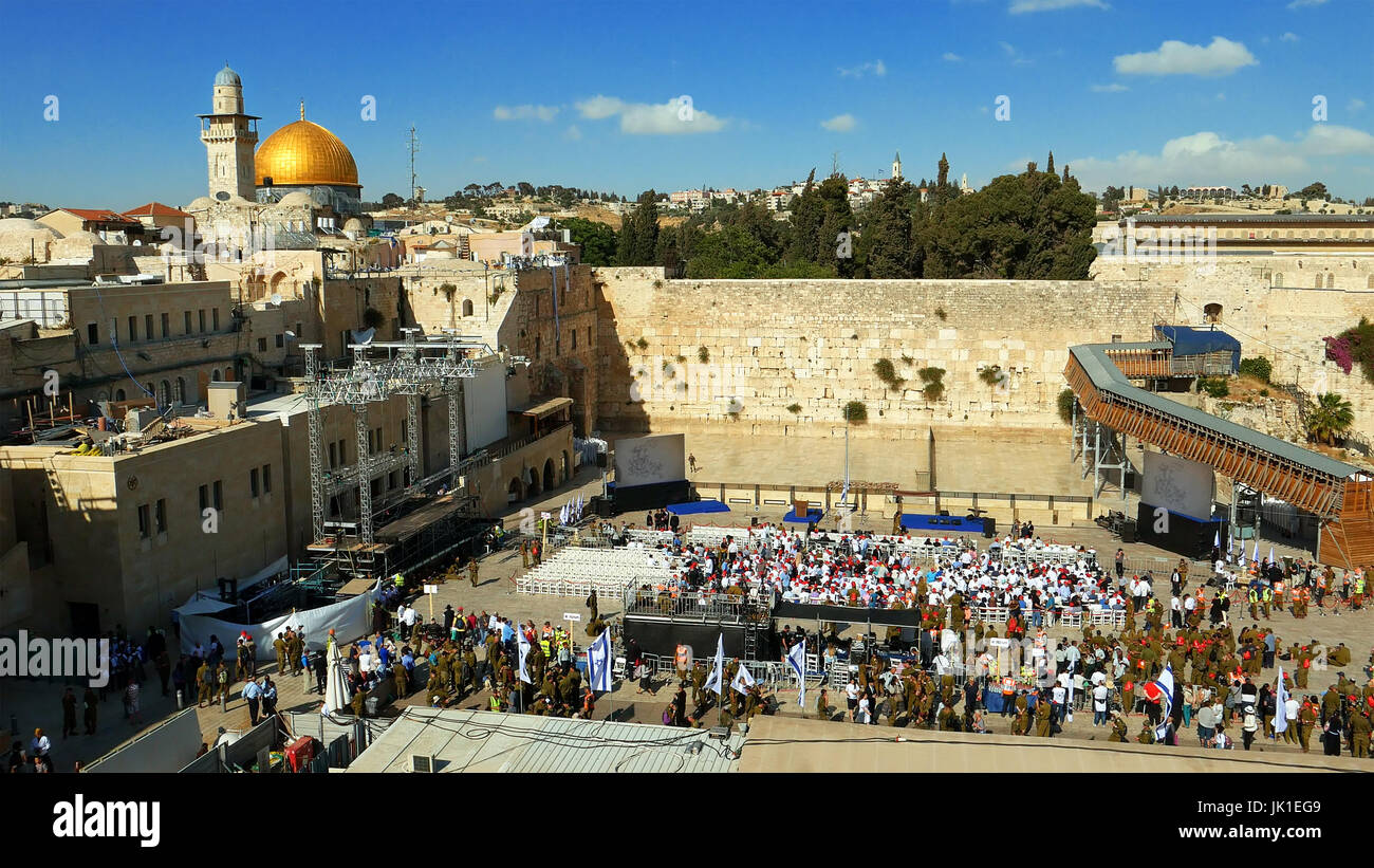 Menschen drängen sich mit Soldaten an der westlichen Wand Stockfoto