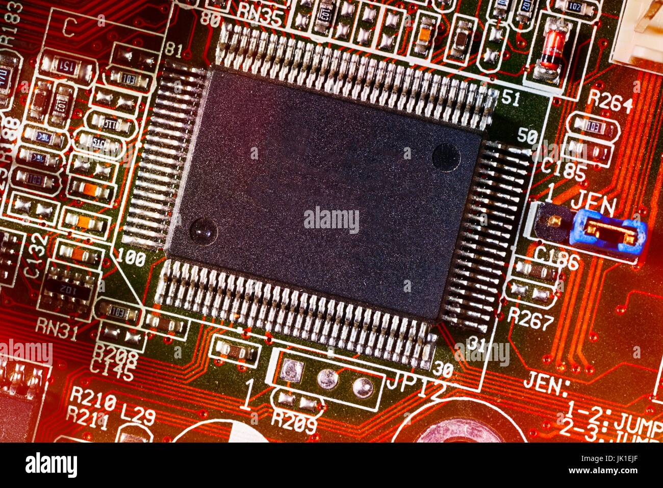 Riesige Mikro-Chip auf der Hauptplatine eines Computers. Stockfoto