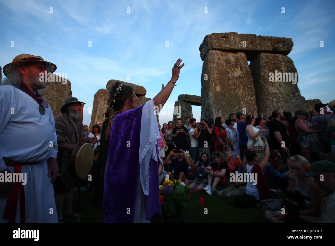 Sommer-Sonnenwende feiern in Stonehenge - Heiden, Druiden und Nachtschwärmer feiern den längsten Tag des Jahres mit: Pagan wo: Wiltshire, Vereinigtes Königreich bei: 20. Juni 2017 Credit: WENN.com Stockfoto