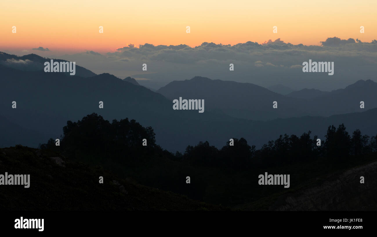 Hohe Panorama-Aussicht auf Berge und Wolken am Morgen bei Sonnenaufgang orange. Stockfoto