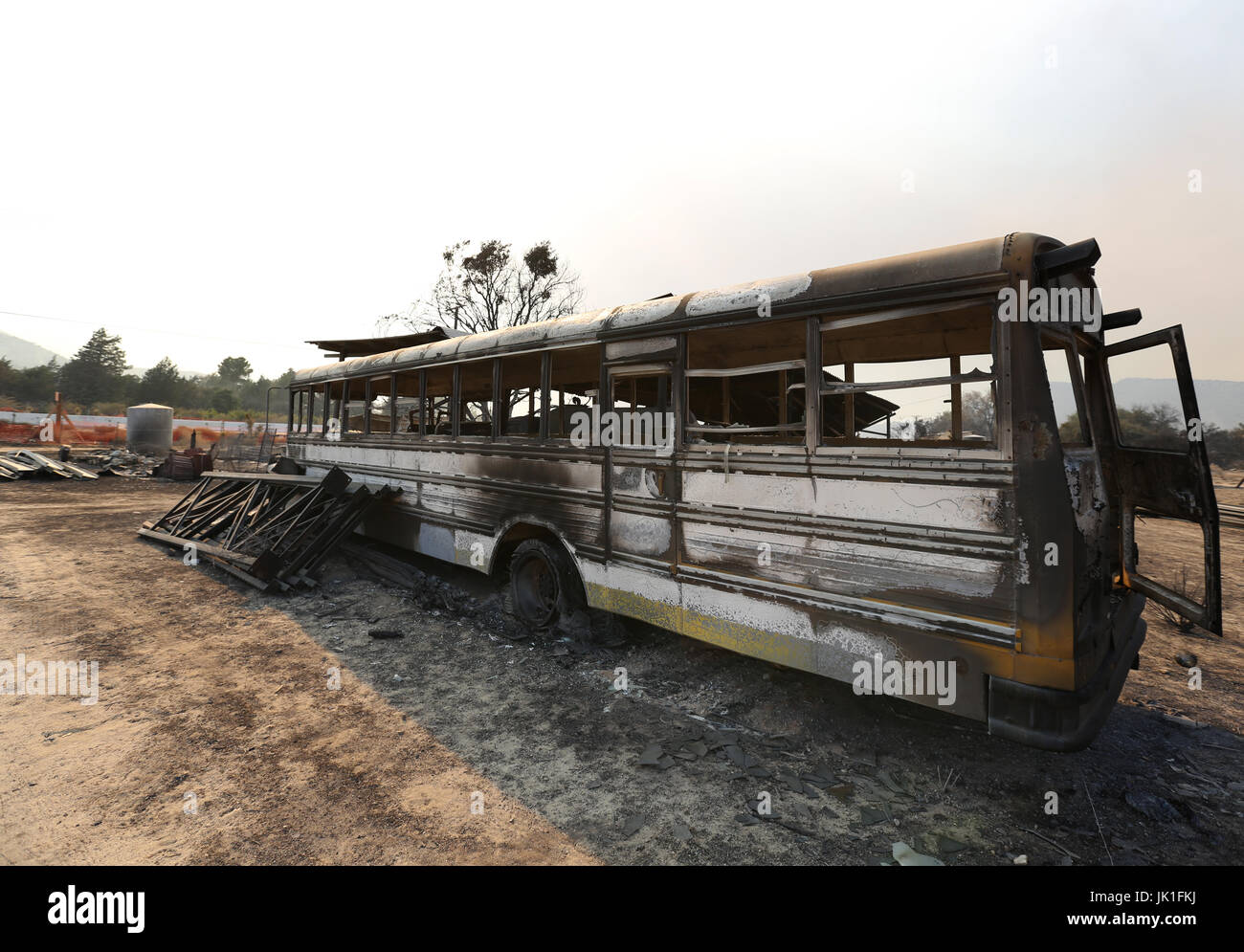 Eine ausgebrannte Bus inmitten der Zerstörung durch die Blauen Schnitt Brand in Phelan, Kalifornien, USA, am 17. August 2016 verursacht. Stockfoto