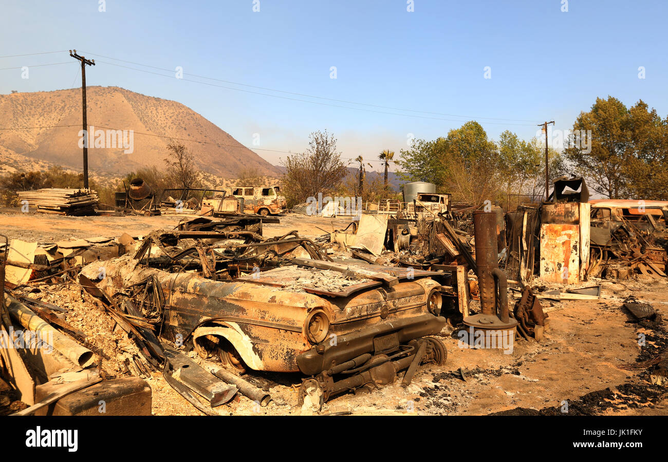 Eine ausgebrannte Auto inmitten der Zerstörung durch die Blauen Cut Wildfire in Phelan, Kalifornien, USA, am 17. August 2016 verursacht. Stockfoto