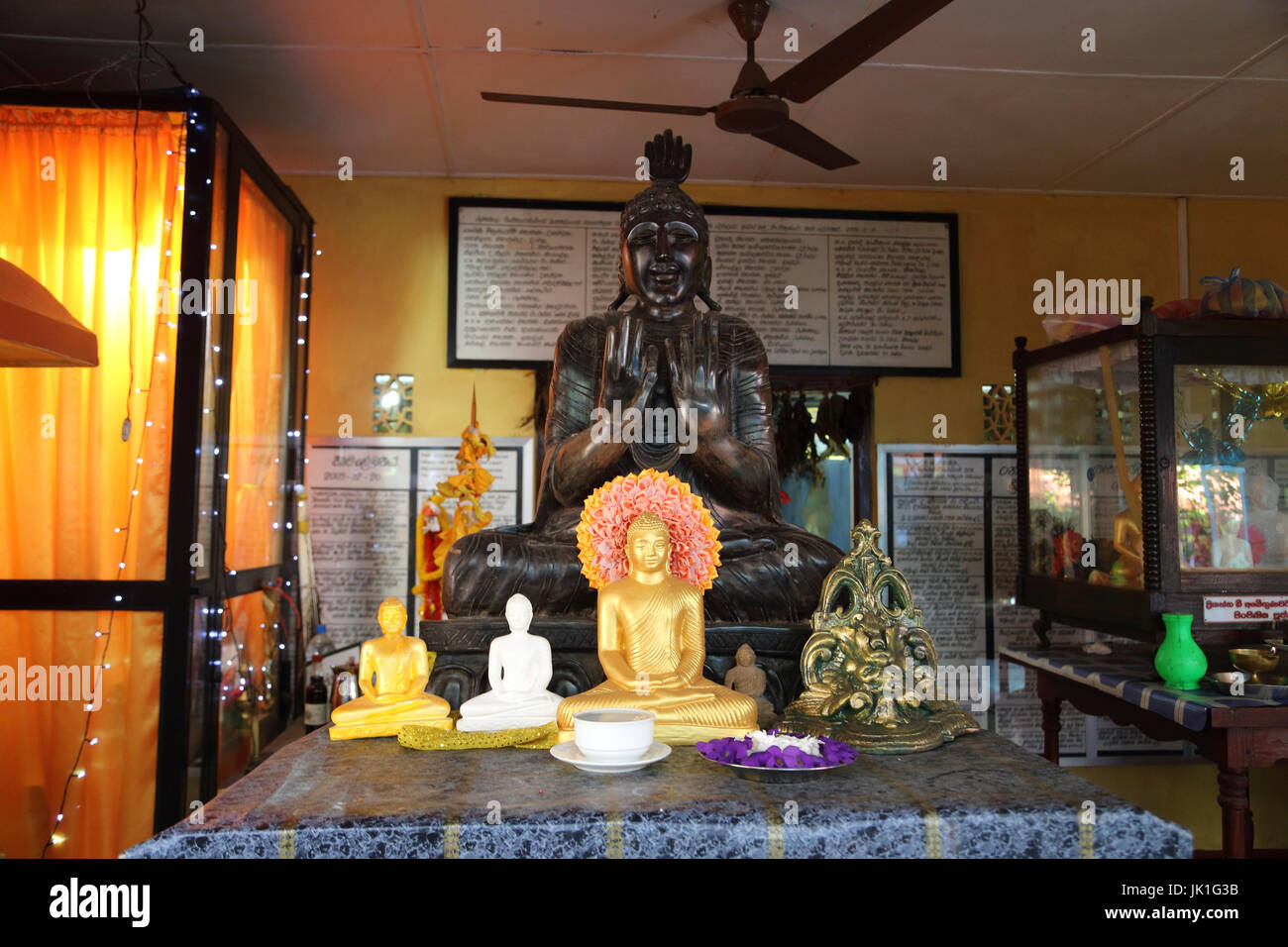 Galle Sri Lanka Rumassala Straße Sri Vivekaramaya Tempel Buddha-Statue mit linken Hand In Vitarka Mudra-Geste der Diskussion Stockfoto