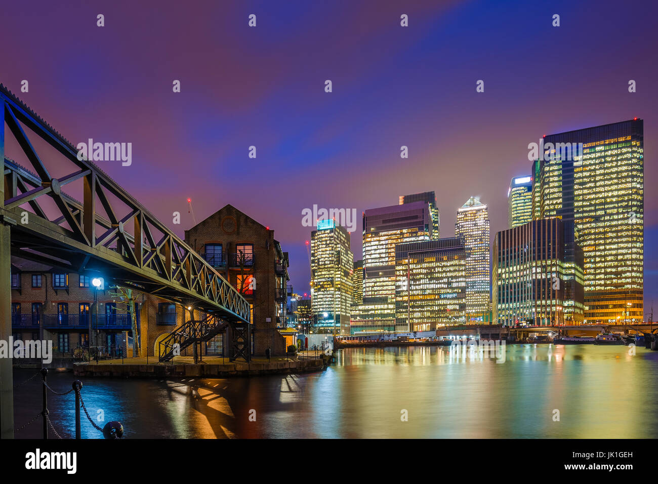 London, England - die Wolkenkratzer von Canary Wharf Finanzviertel und Wohngebäuden in den Docklands von London bei Nacht Stockfoto