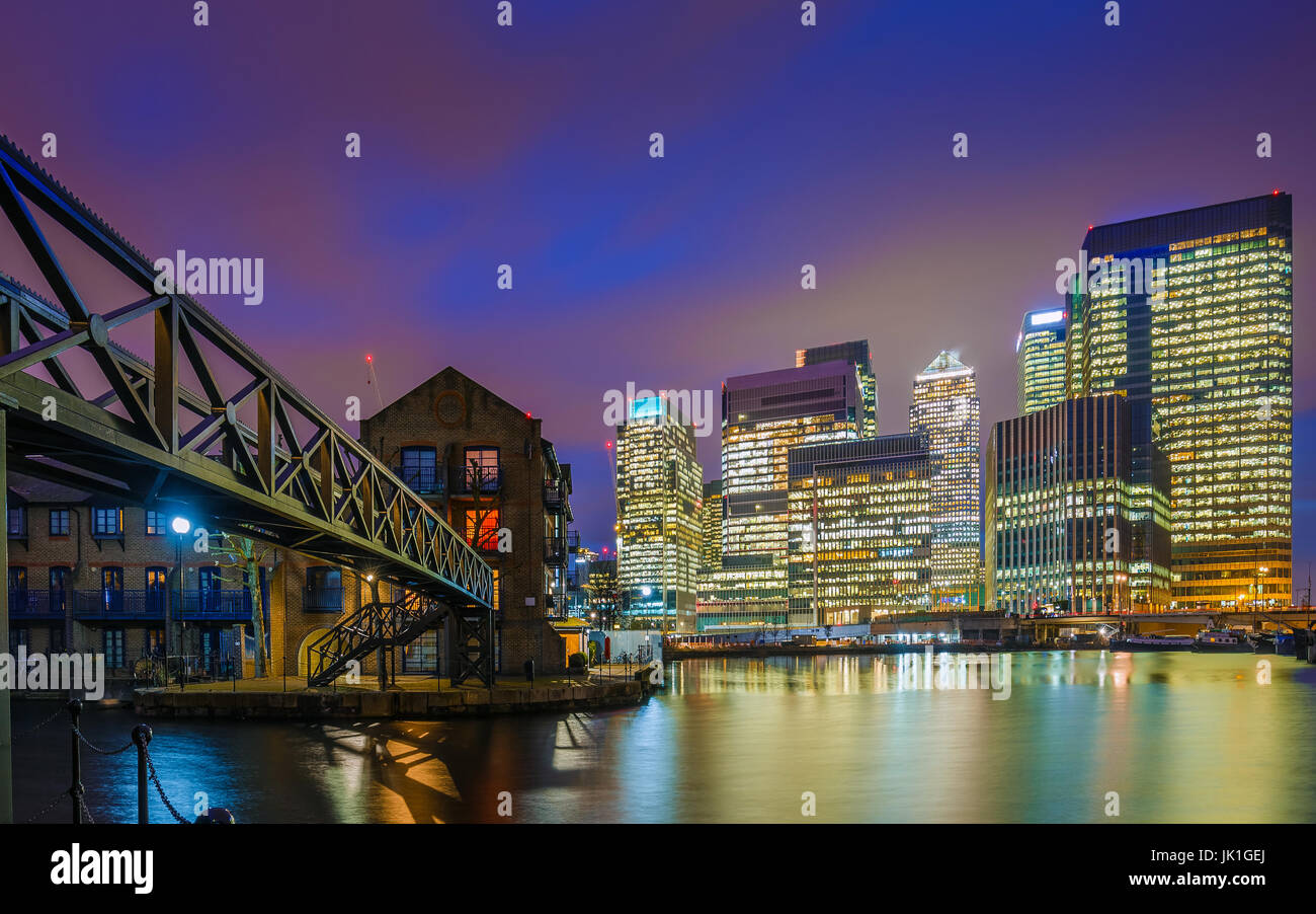 London, England - die Wolkenkratzer von Canary Wharf Finanzviertel und Wohngebäuden in den Docklands von London bei Nacht Stockfoto