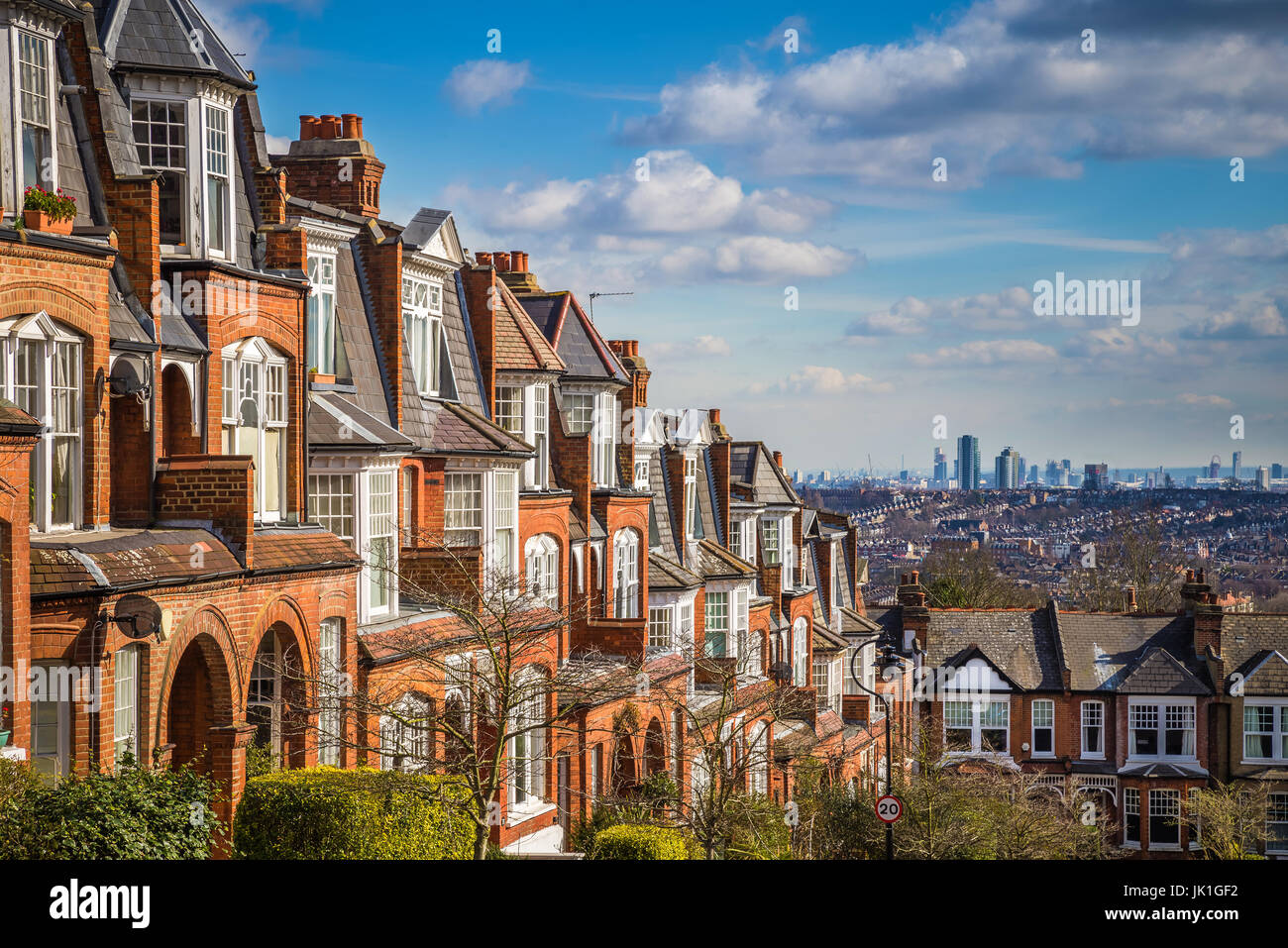 London, England - typischen Backstein-Häuser und Wohnungen und Panoramablick auf London an einem schönen Sommermorgen mit blauen Himmel und Wolken aus Muswell Hil Stockfoto