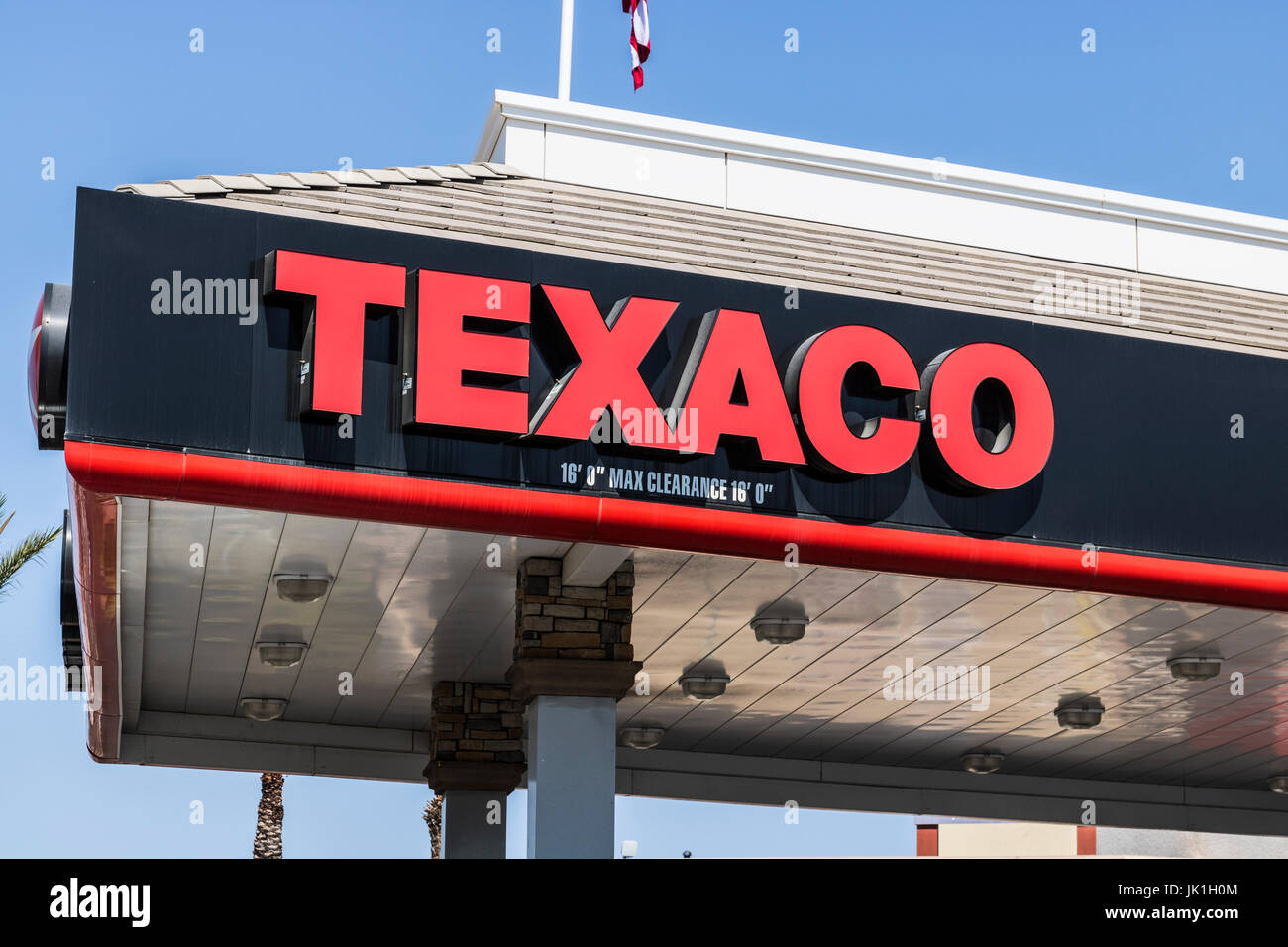Las Vegas - ca. Juli 2017: Einzelhandel Texaco-Tankstelle. Texaco ist ein Geschäftsbereich der Chevron-Öl-II Stockfoto Las Vegas - ca. Juli 2017: Einzelhandel Texaco-Tankstelle. Texaco ist ein Geschäftsbereich der Chevron-Öl-II Stockfoto