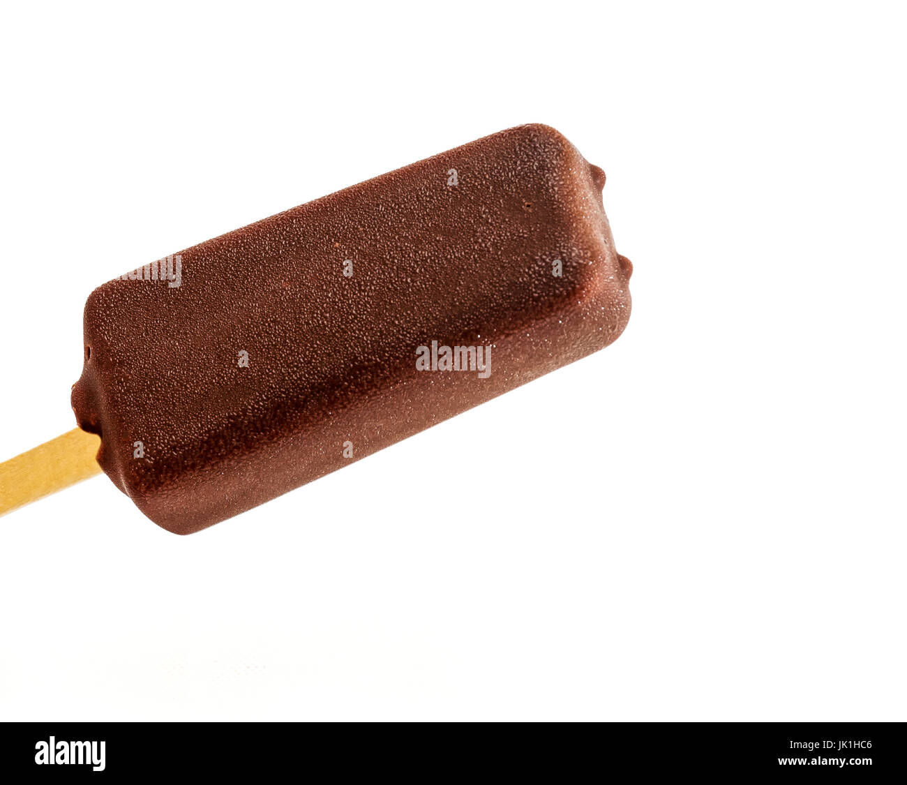 Eisbecher mit Eis in einem Schokoladenguss auf einem Stock auf einem weißen Hintergrund Stockfoto