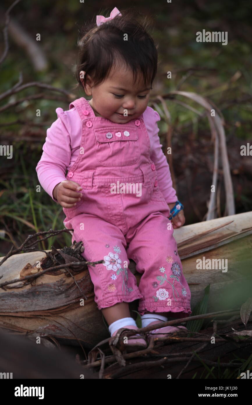 Kleinkind in Pink im Bush Einstellung Stockfoto